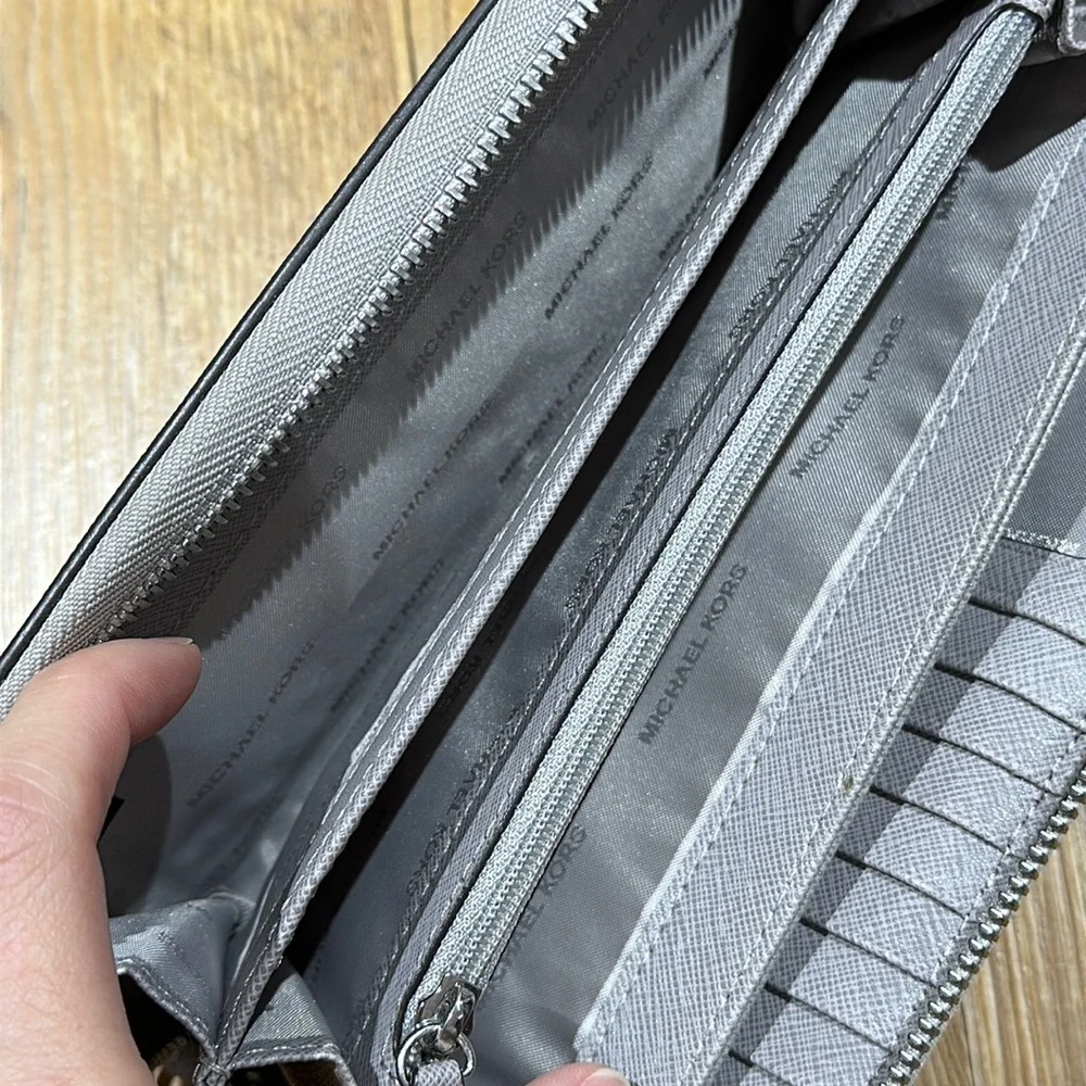 MICHAEL MICHAEL KORS
Leather Continental Wristlet - Picture 2 of 3